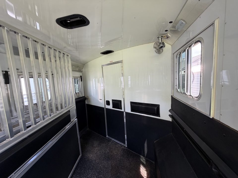 Consignment 2024 4-Star Trailers 4 Horse Midtack 14'8 Slideout Living Quarters Slideout Horse Trailer