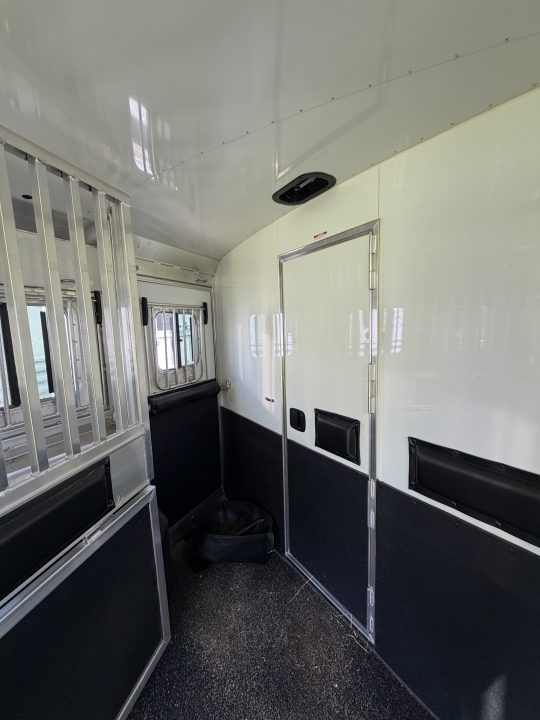 Consignment 2024 4-Star Trailers 4 Horse Midtack 14'8 Slideout Living Quarters Slideout Horse Trailer