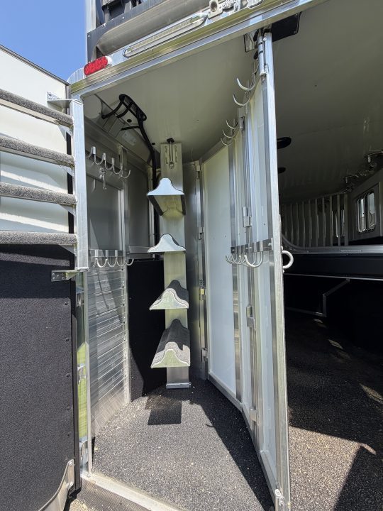 Consignment 2024 4-Star Trailers 4 Horse Midtack 14'8 Slideout Living Quarters Slideout Horse Trailer