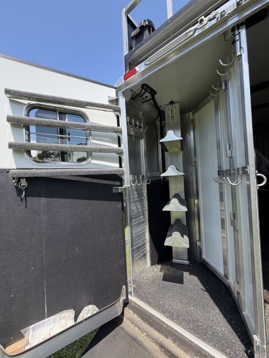 Consignment 2024 4-Star Trailers 4 Horse Midtack 14'8 Slideout Living Quarters Slideout Horse Trailer