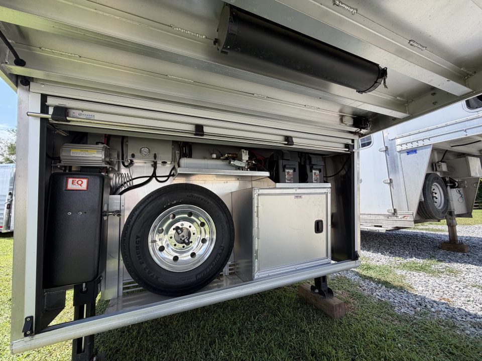 Consignment 2024 4-Star Trailers 4 Horse Midtack 14'8 Slideout Living Quarters Slideout Horse Trailer