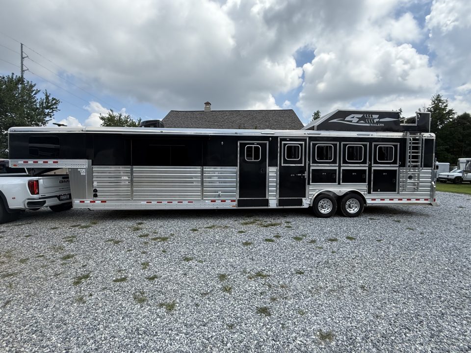 Consignment 2024 4-Star Trailers 4 Horse Midtack 14'8 Slideout Living Quarters Slideout Horse Trailer