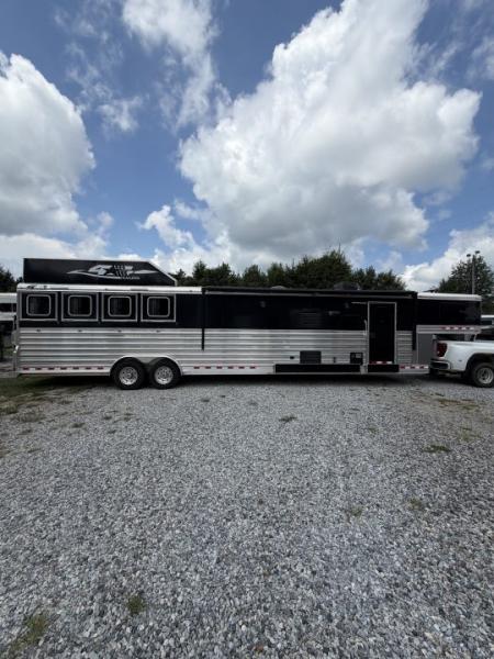 Consignment 2024 4-Star Trailers 4 Horse Midtack 14'8 Slideout Living Quarters Slideout Horse Trailer