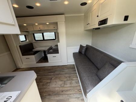 Consignment 2024 4-Star Trailers 4 Horse Midtack 14'8 Slideout Living Quarters Slideout Horse Trailer