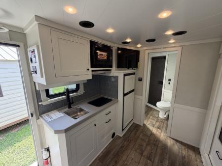 Consignment 2024 4-Star Trailers 4 Horse Midtack 14'8 Slideout Living Quarters Slideout Horse Trailer