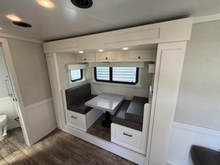 Consignment 2024 4-Star Trailers 4 Horse Midtack 14'8 Slideout Living Quarters Slideout Horse Trailer