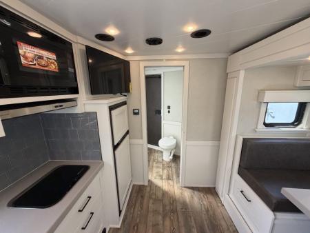 Consignment 2024 4-Star Trailers 4 Horse Midtack 14'8 Slideout Living Quarters Slideout Horse Trailer
