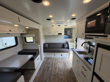 Consignment 2024 4-Star Trailers 4 Horse Midtack 14'8 Slideout Living Quarters Slideout Horse Trailer