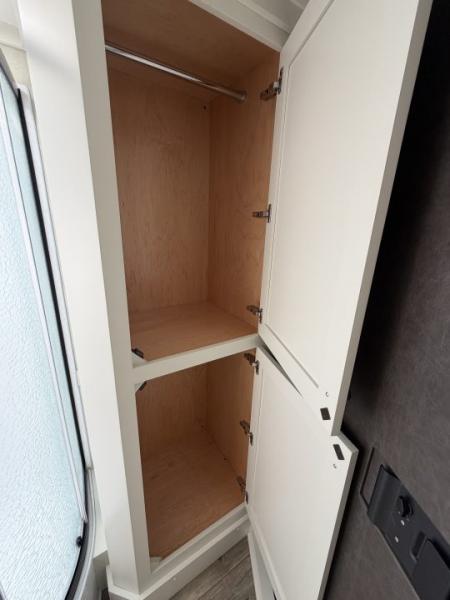 Consignment 2024 4-Star Trailers 4 Horse Midtack 14'8 Slideout Living Quarters Slideout Horse Trailer