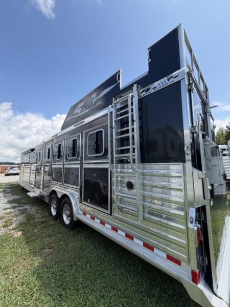 Consignment 2024 4-Star Trailers 4 Horse Midtack 14'8 Slideout Living Quarters Slideout Horse Trailer