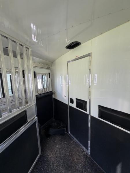 Consignment 2024 4-Star Trailers 4 Horse Midtack 14'8 Slideout Living Quarters Slideout Horse Trailer