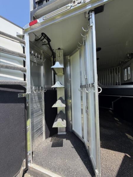 Consignment 2024 4-Star Trailers 4 Horse Midtack 14'8 Slideout Living Quarters Slideout Horse Trailer