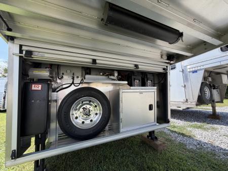 Consignment 2024 4-Star Trailers 4 Horse Midtack 14'8 Slideout Living Quarters Slideout Horse Trailer