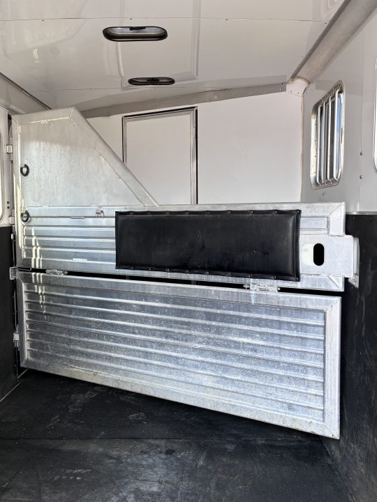 Used 2006 Featherlite Trailers 3H GN Horse Trailer