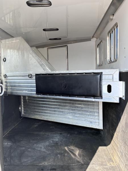 Used 2006 Featherlite Trailers 3H GN Horse Trailer