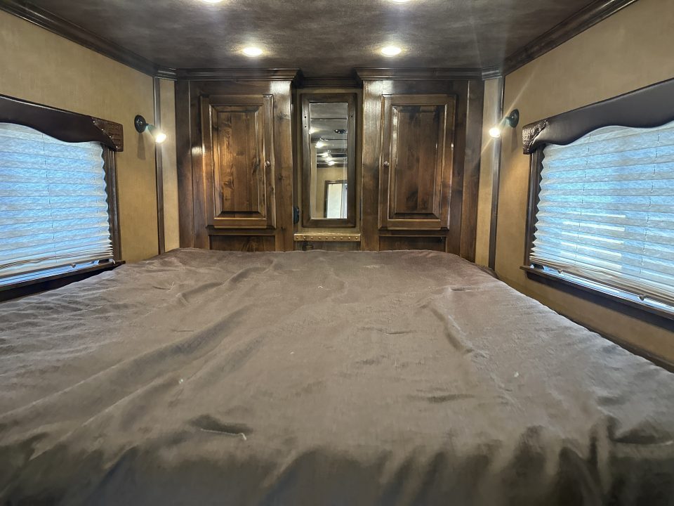 Used 2017 Cimarron 4 Horse with 12'8" Living Quarter