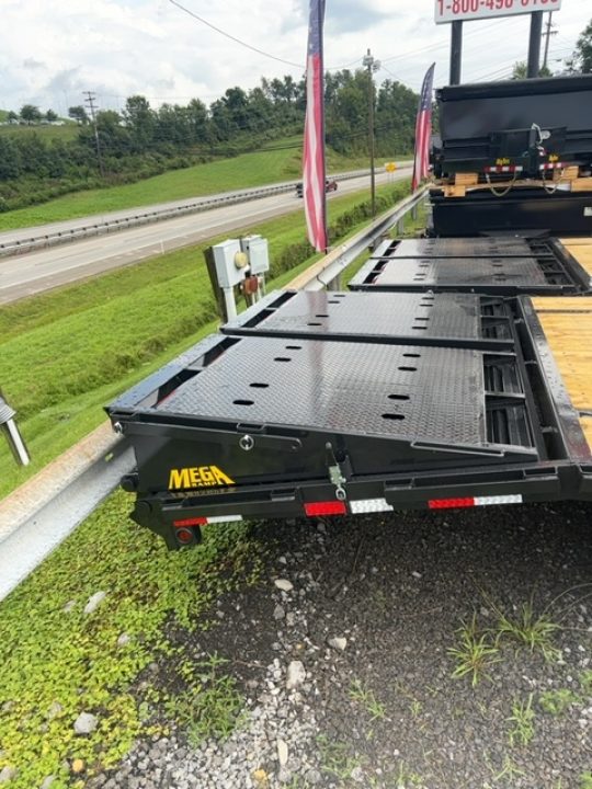 New 2027 Big Tex Trailers 20+5 14GN Deckover Trailer