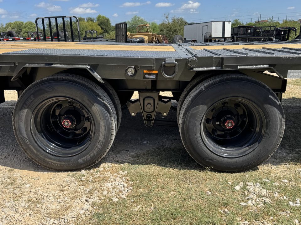 New 2027 MAXX-D YDB10234-7783 Deckover Trailer