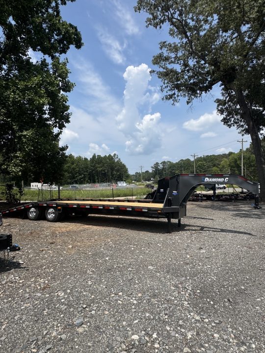 New 2027 Diamond C, 30' Gooseneck, Hydr Dove & Jacks, 18000 lb Payload, FMAX212 HDT