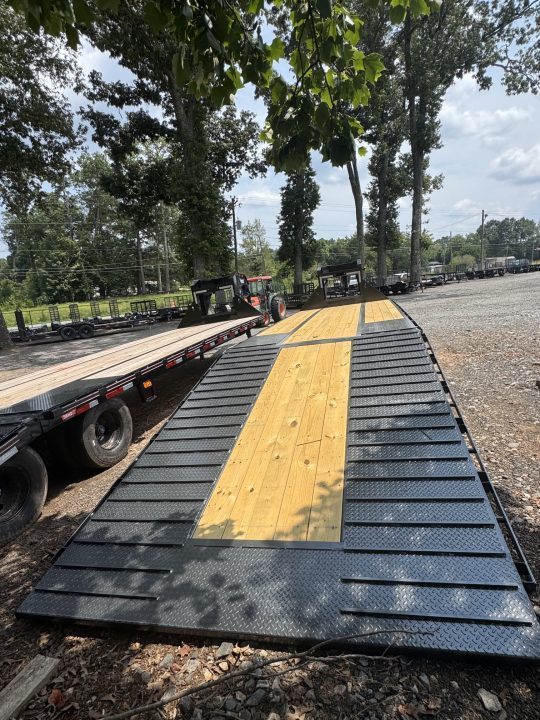New 2027 Diamond C, 30' Gooseneck, Hydr Dove & Jacks, 18000 lb Payload, FMAX212 HDT