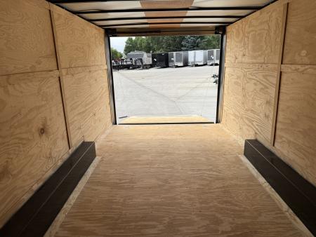 Used 2015 Diamond Cargo 8.5x24 plus 2v Cargo / Enclosed Trailer
