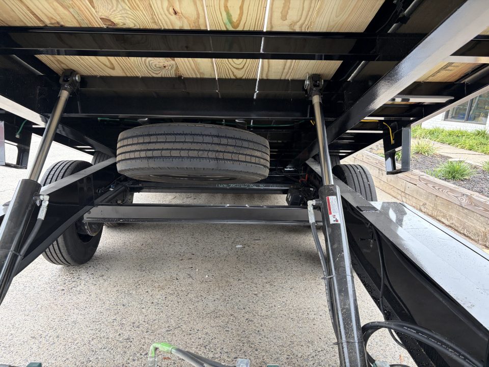 New 2027 Diamond C 8.5x22 Equipment, Full Tilt Bed, DET210