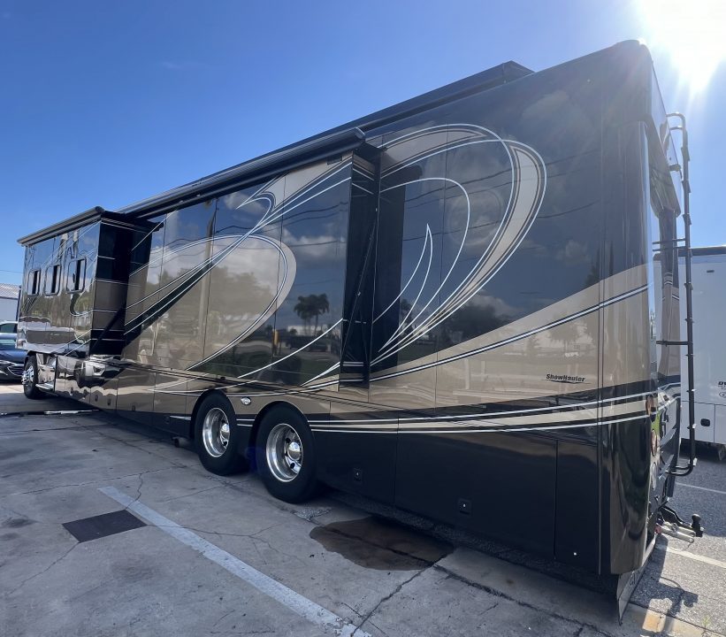 Used 2018 Showhauler 45' Motorcoach