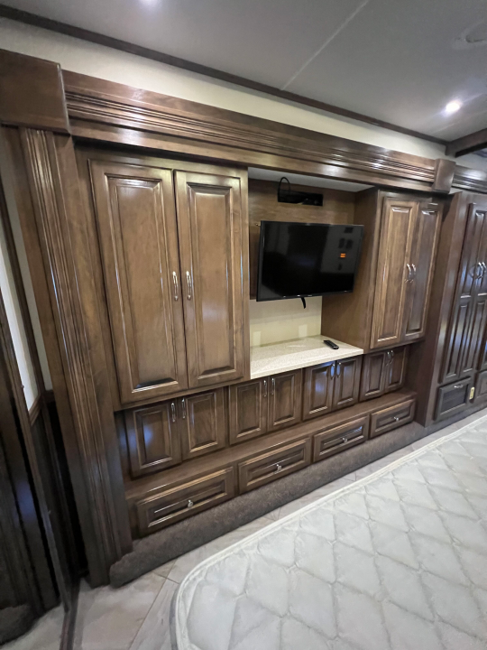 Used 2018 Showhauler 45' Motorcoach