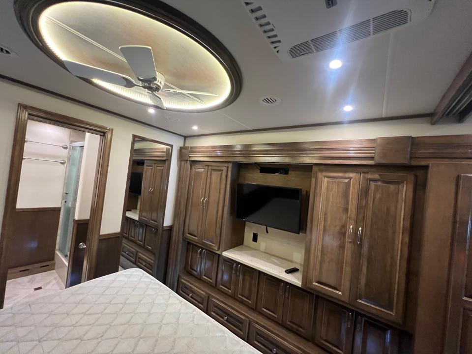 Used 2018 Showhauler 45' Motorcoach