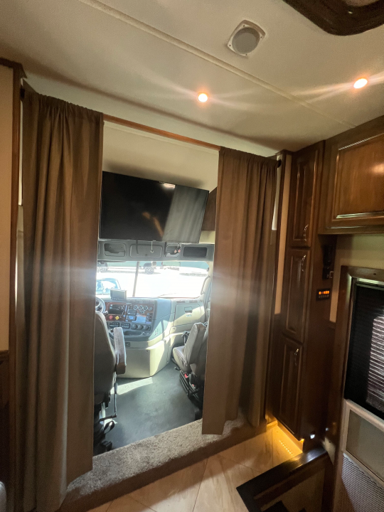 Used 2018 Showhauler 45' Motorcoach