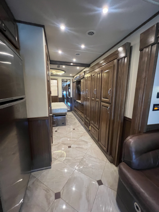Used 2018 Showhauler 45' Motorcoach