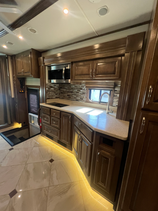 Used 2018 Showhauler 45' Motorcoach