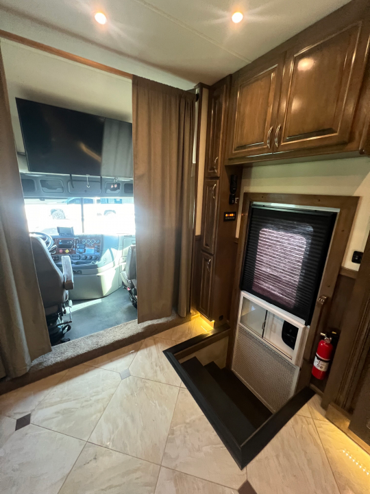 Used 2018 Showhauler 45' Motorcoach