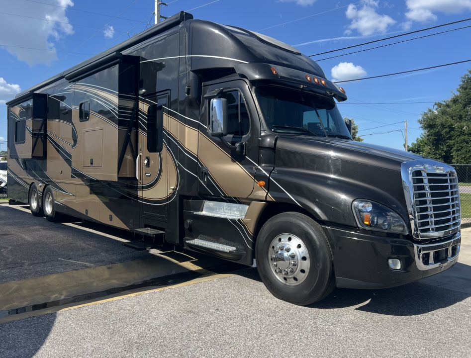 Used 2018 Showhauler 45' Motorcoach