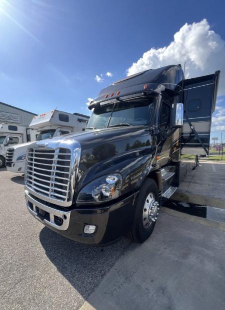 Used 2018 Showhauler 45' Motorcoach