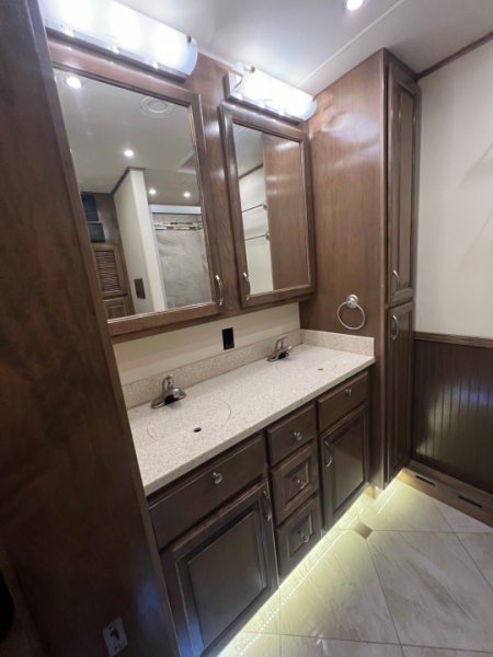 Used 2018 Showhauler 45' Motorcoach