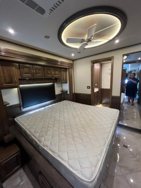 Used 2018 Showhauler 45' Motorcoach