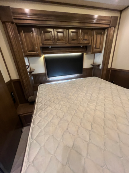 Used 2018 Showhauler 45' Motorcoach