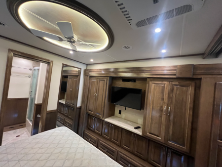 Used 2018 Showhauler 45' Motorcoach