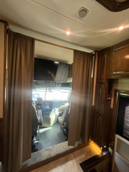 Used 2018 Showhauler 45' Motorcoach