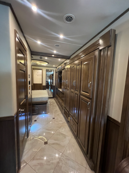 Used 2018 Showhauler 45' Motorcoach