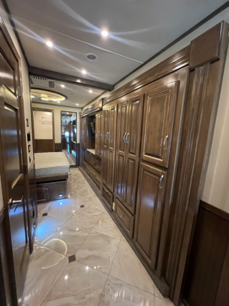 Used 2018 Showhauler 45' Motorcoach