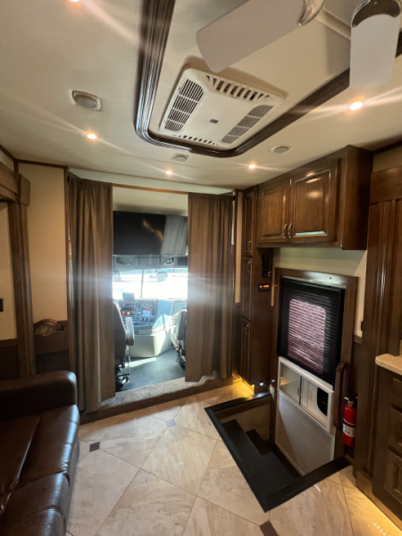 Used 2018 Showhauler 45' Motorcoach