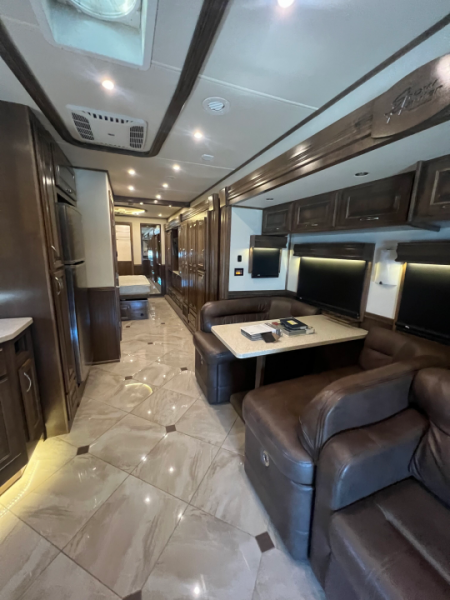 Used 2018 Showhauler 45' Motorcoach