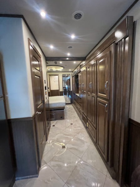Used 2018 Showhauler 45' Motorcoach