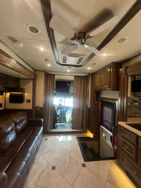 Used 2018 Showhauler 45' Motorcoach