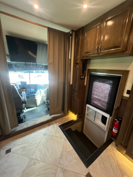 Used 2018 Showhauler 45' Motorcoach