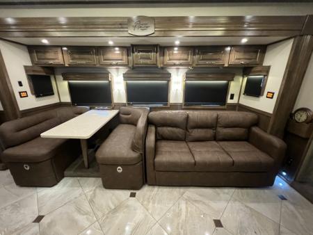 Used 2018 Showhauler 45' Motorcoach