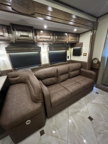 Used 2018 Showhauler 45' Motorcoach