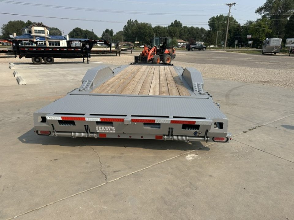 New 2026 Diamond C 22' Flatbed